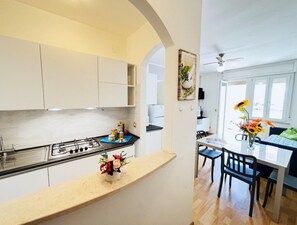 Réfrigérateur, micro-ondes, plaque de cuisson, lave-vaisselle