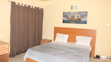 Quarto básico | Cofres nos quartos, escrivaninha, Wi-Fi de cortesia, roupa de cama