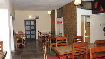 Desayuno continental (USD 12 por persona)