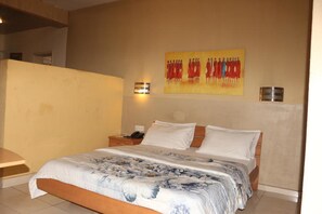 Senior Room | In-room safe, desk, free WiFi, bed sheets - Royal Residence Guest House (Port Harcourt)