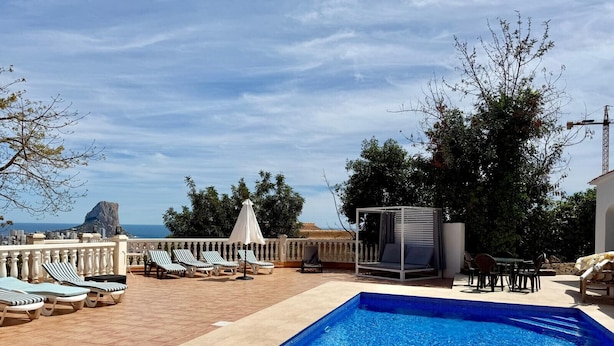 A rooftop pool area with lounge chairs, a small seating area, and a view of the sea. - Bellavista - Villa with panoramic sea views and large terraces (Calpe / Calp)