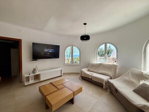 Televisión y chimenea 