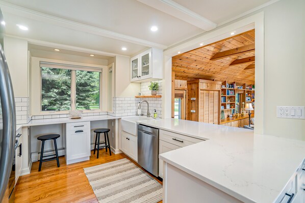 冷蔵庫、電子レンジ、オーブン、コンロ