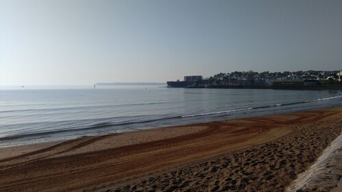  Un confortable côtier confortable, niché dans un quartier calme, à quelques pas de la rive.