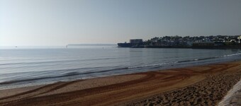  Eine gemütliche Küstengegend, versteckt in einer ruhigen Gegend, nur einen kurzen Spaziergang vom Ufer entfernt.