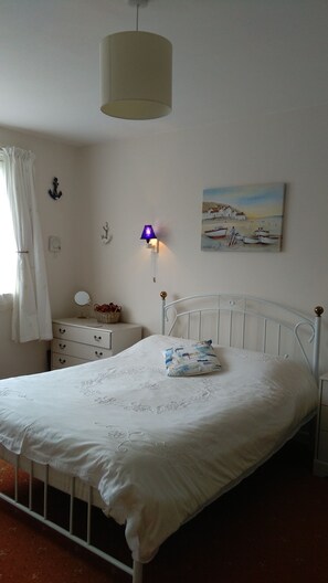 1 chambre, fer et planche à repasser, draps fournis