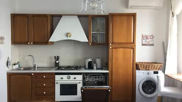 Frigorífico, horno, placa de cocina y lavavajillas
