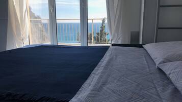 アイロン / アイロン台、WiFi (無料)、ベッドシーツ