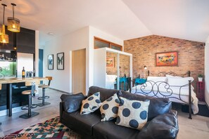 1 غرفة نوم وخزنة داخل الغرفة وبديكورات فريدة لكل غرفة