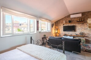 Family Apartment, 1 Bedroom, City View | Living room | 42-inch flat-screen TV with cable channels, TV - Merc Porto Ribeira's Up place (Porto)