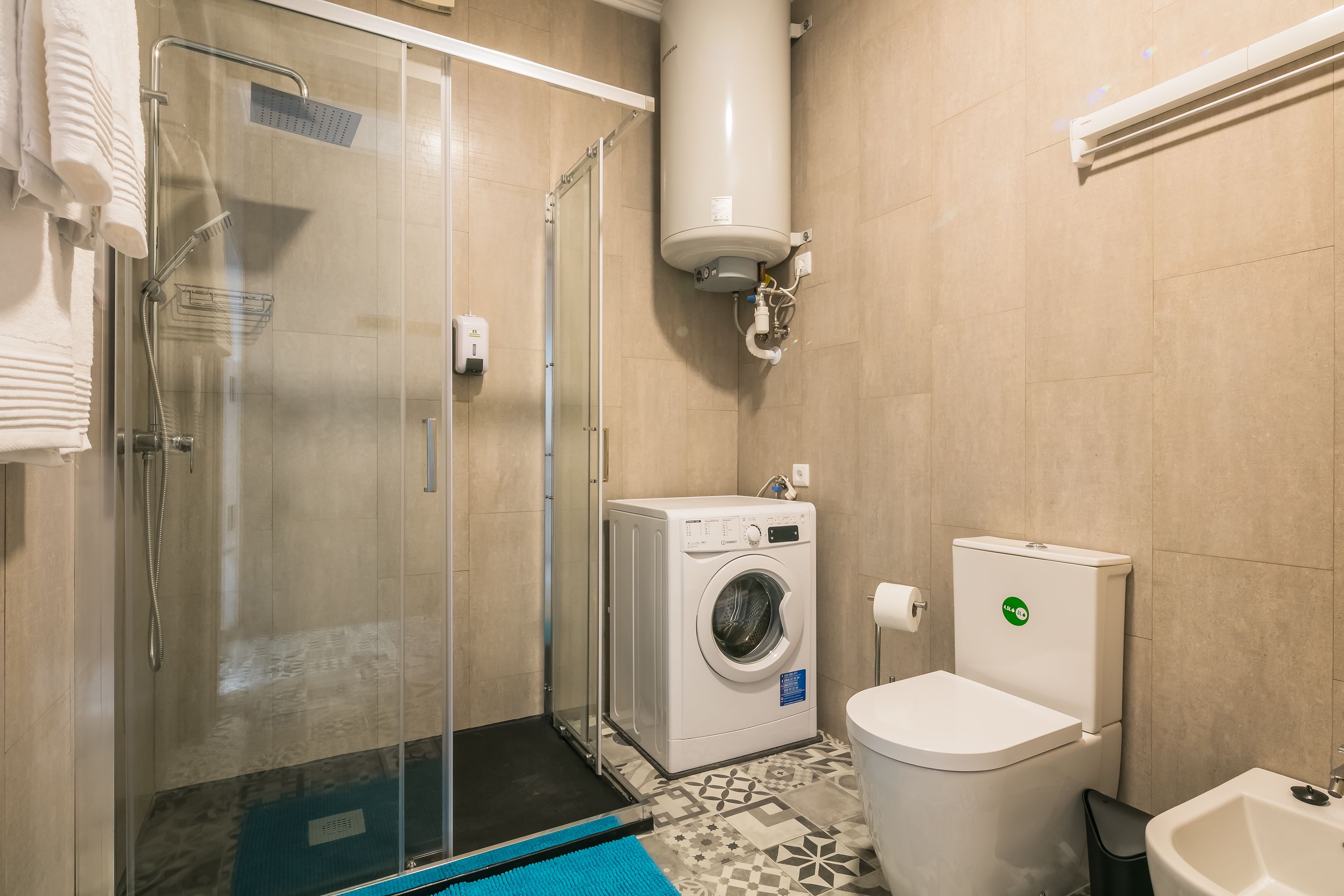 Apartamento familiar, 1 habitación, vistas a la ciudad | Baño | Ducha, artículos de higiene personal gratuitos, secador de pelo y bidé
