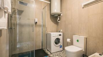 Apartamento familiar, 1 habitación, vistas a la ciudad | Baño | Ducha, artículos de higiene personal gratuitos, secador de pelo y bidé