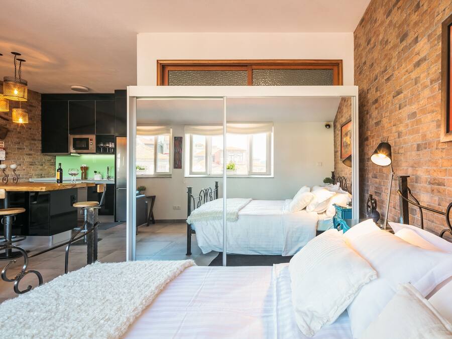 Familie appartement, 1 slaapkamer, uitzicht op de stad | 1 slaapkamer, een kluis op de kamer, individueel gedecoreerd