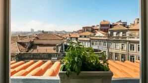 A view of a cityscape with buildings and a clear sky. - Merc Porto Ribeira's Up place (Porto)