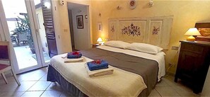 2 habitaciones, escritorio, tabla de planchar con plancha y wifi gratis 
