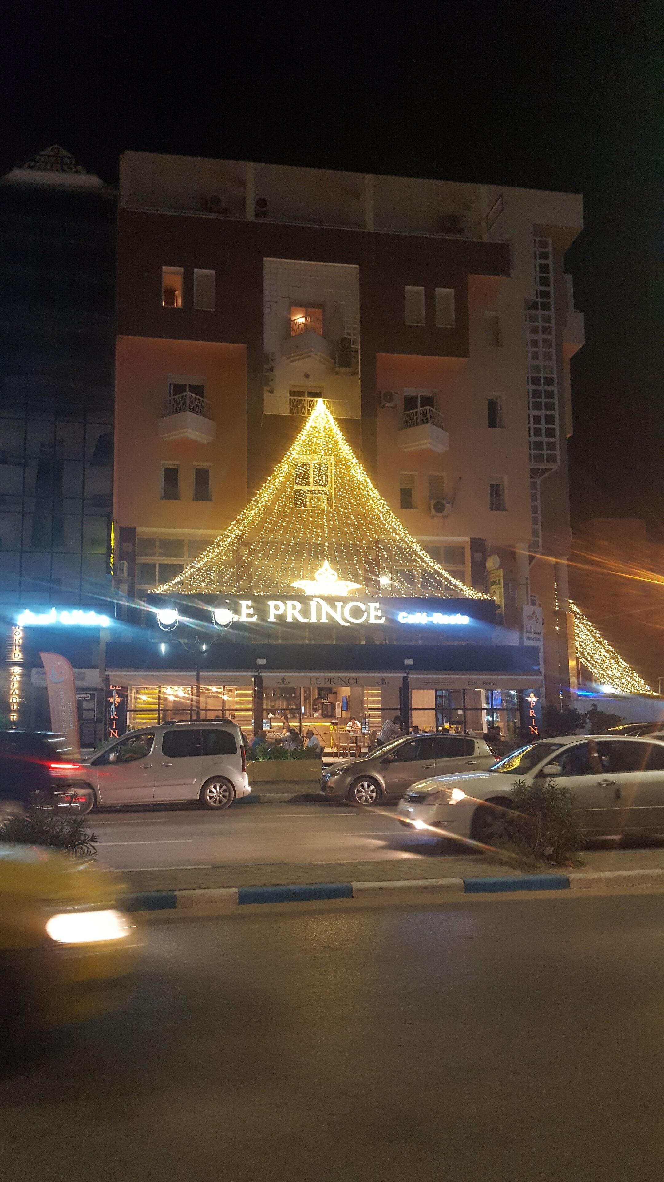 Un edificio con un letrero que dice 'Le Prince'.
