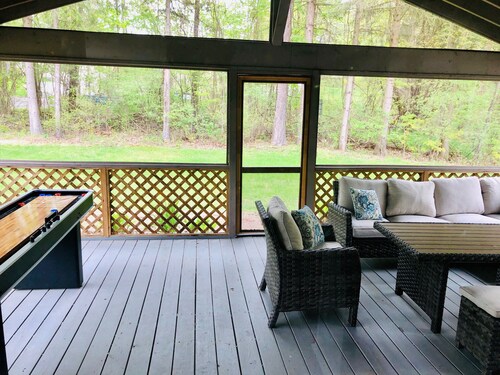 Tule nauttimaan viehättävästä kodistamme kadun toisella puolella järvestä