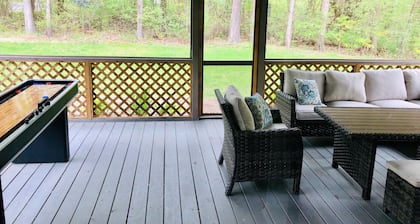 Tule nauttimaan viehättävästä kodistamme kadun toisella puolella järvestä