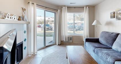 Condominio con patio privado y acceso a piscina compartida / jacuzzi / canchas de tenis.