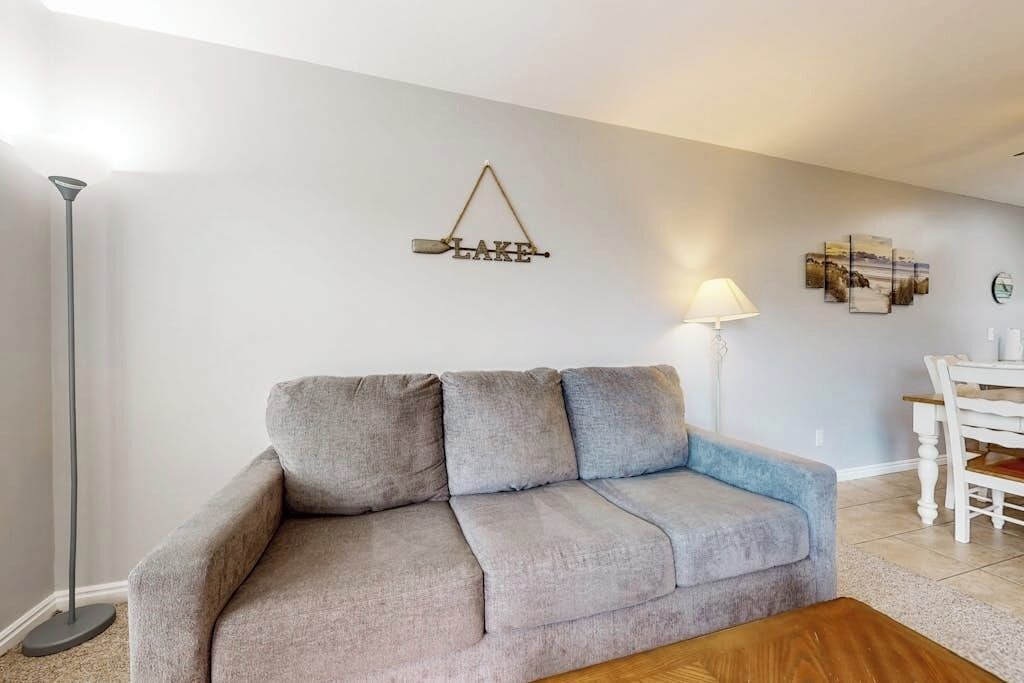 Fernseher, Kamin, DVD-Player, Bücher