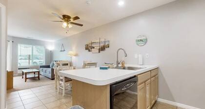 Condo w/ private patio and access to shared pool/hot tub/tennis courts