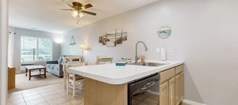 Condominio con patio privado y acceso a piscina compartida / jacuzzi / canchas de tenis.