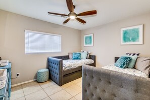 4 bedrooms, iron/ironing board, free WiFi, bed sheets - Family-Friendly Luxury ~ 1-Level Remodel, King Suite, BBQ Pergola & Golf Nearby (Mesa)