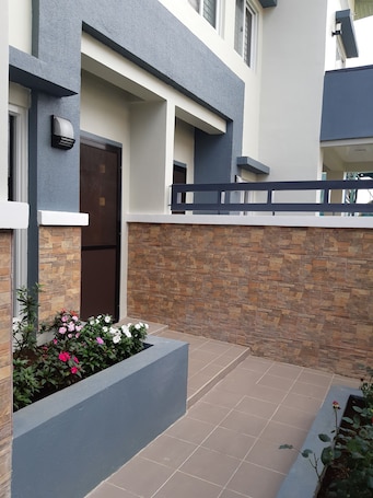 Property grounds. Restful 3BR Hillside Duplex