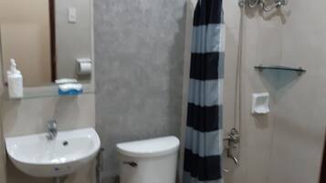 Douche, bidet, serviettes fournies