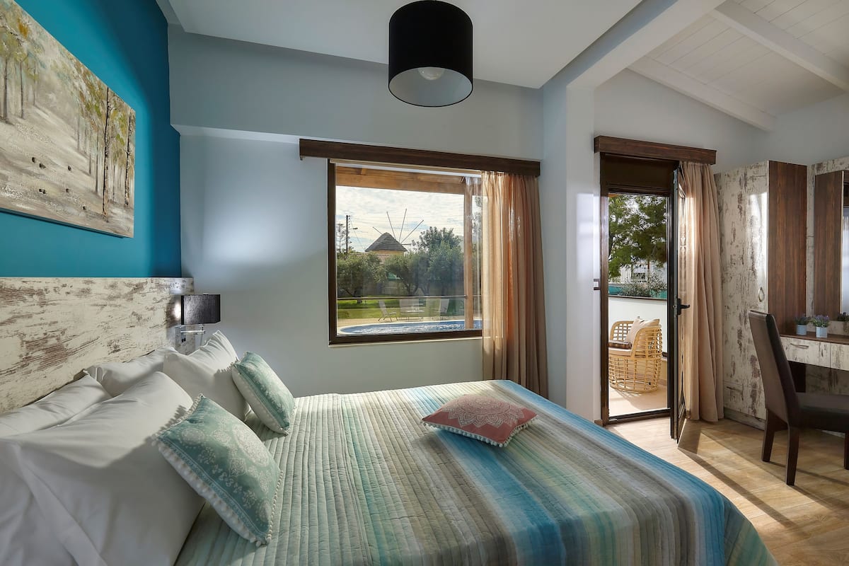 Premium bedding, in-room safe, desk, blackout curtains