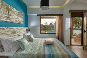 Un dormitorio con cama, un cuadro, una ventana y vistas al exterior.
