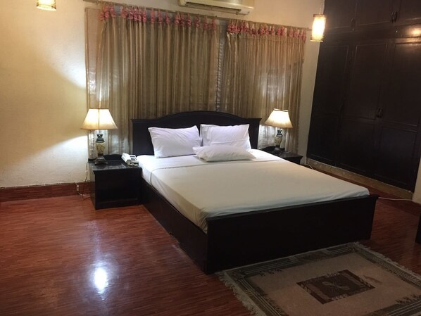 Memory-foam beds, minibar, in-room safe, blackout curtains - Star House (Islamabad)