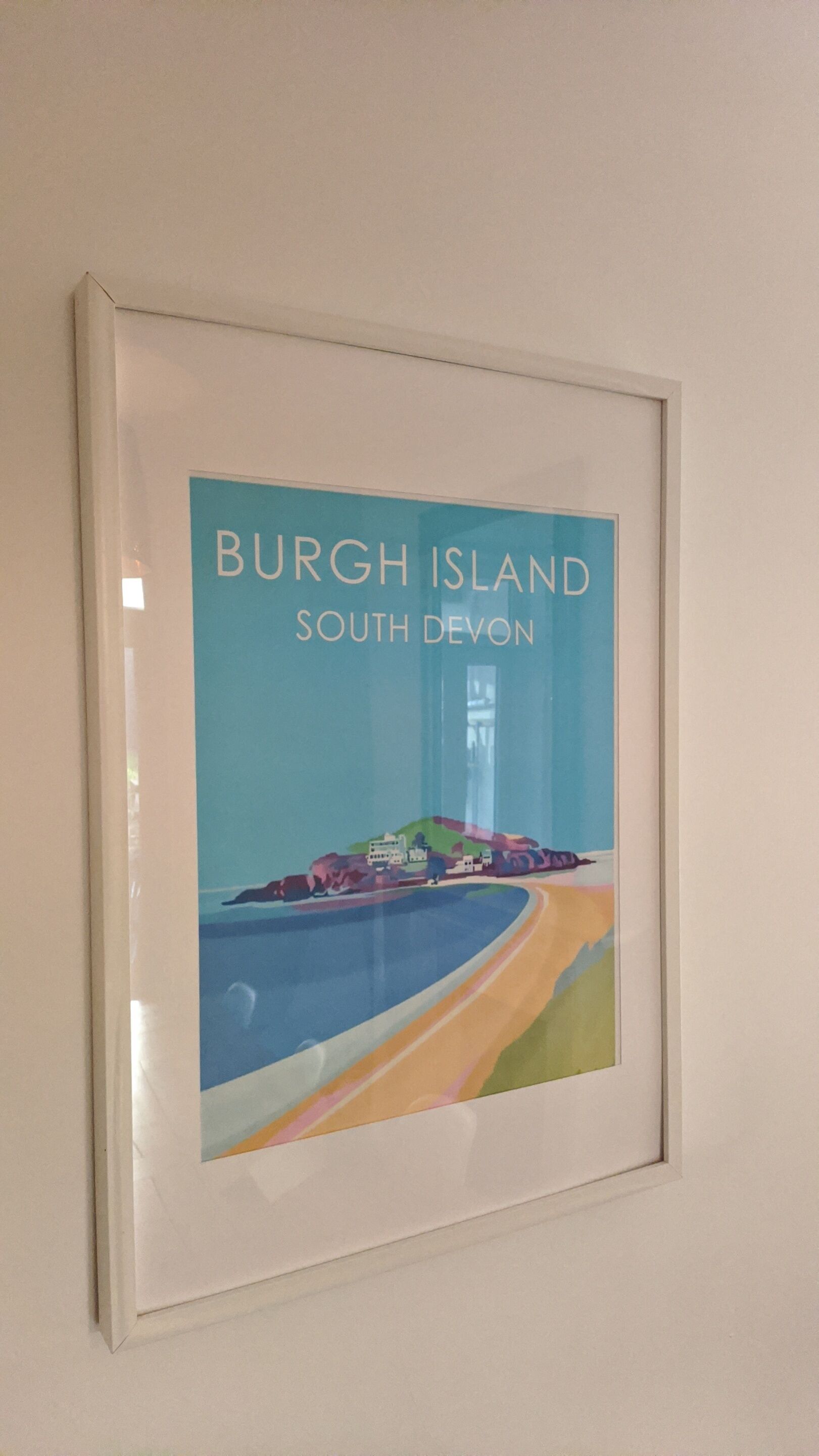 Une œuvre d’art encadrée représentant l’île de Burgh, dans le sud du Devon.