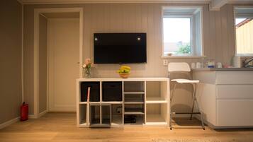 Estudio Confort, 1 cama matrimonial, para no fumadores, vista al jardín | Decoración personalizada, muebles diferentes y escritorio