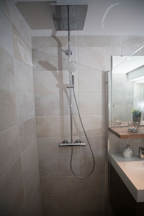 Estudio Deluxe, 1 cama matrimonial y sofá cama, para no fumadores | Baño | Regadera, regadera tipo lluvia, amenidades de baño gratuitas 