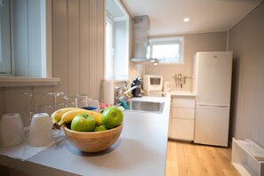 Comfort-studio, 1 parisänky, tupakointi kielletty, näköala puutarhaan | Yksilöllisesti sisustettu, yksilöllisesti kalustettu, työpöytä