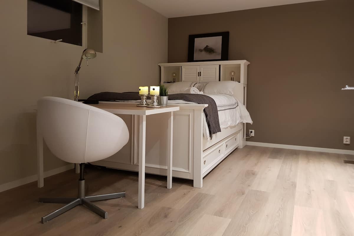 Une chambre à coucher avec un lit, un bureau et une chaise.
