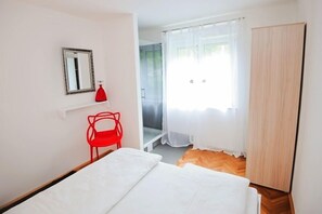 Comfort-huoneisto, osittainen merinäköala | Pimennysverhot, äänieristys, silitysrauta/-lauta, ilmaiset vauvansängyt