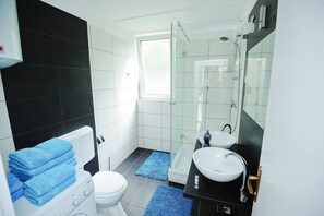Comfort-Apartment, eingeschränkter Meerblick | Badezimmer | Dusche, kostenlose Toilettenartikel, Haartrockner, Hausschuhe