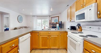 Central condo w/ grill & community pool/hot tub/tennis - on bike path