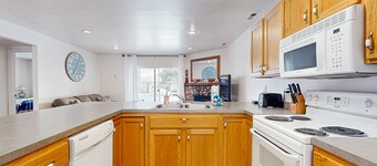 Central condo w/ grill & community pool/hot tub/tennis - on bike path