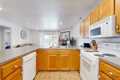 Central condo w/ grill & community pool/hot tub/tennis - on bike path