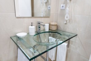 Appartement Familial, 2 chambres, non-fumeur, vue ville | Lavabo de la salle de bain
