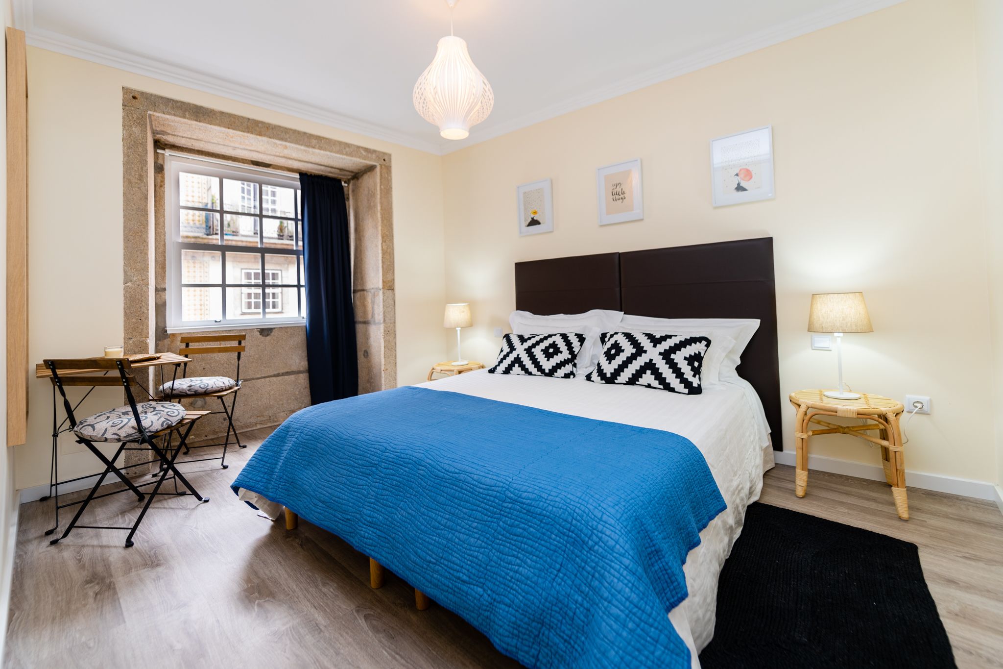 2 عدّة غرف نوم وخزنة داخل الغرفة وستائر تعتيم وتجهيزات عازلة للصوت