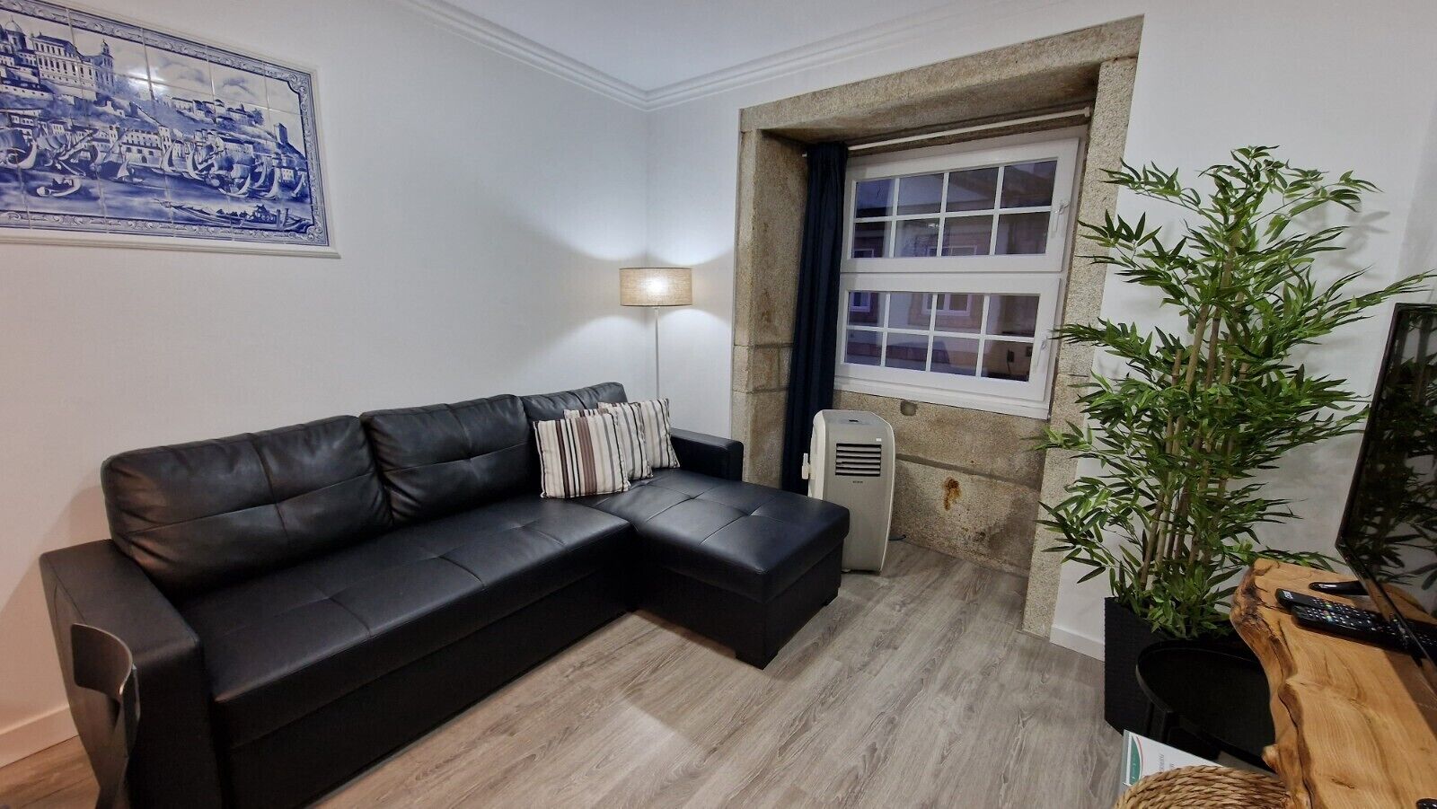 Family Apartment, 2 Bedrooms, Non Smoking, City View | Living area | 32-inch flat-screen TV with cable channels, TV