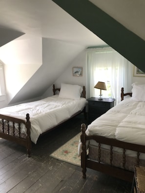 8 bedrooms, iron/ironing board, WiFi, bed sheets
