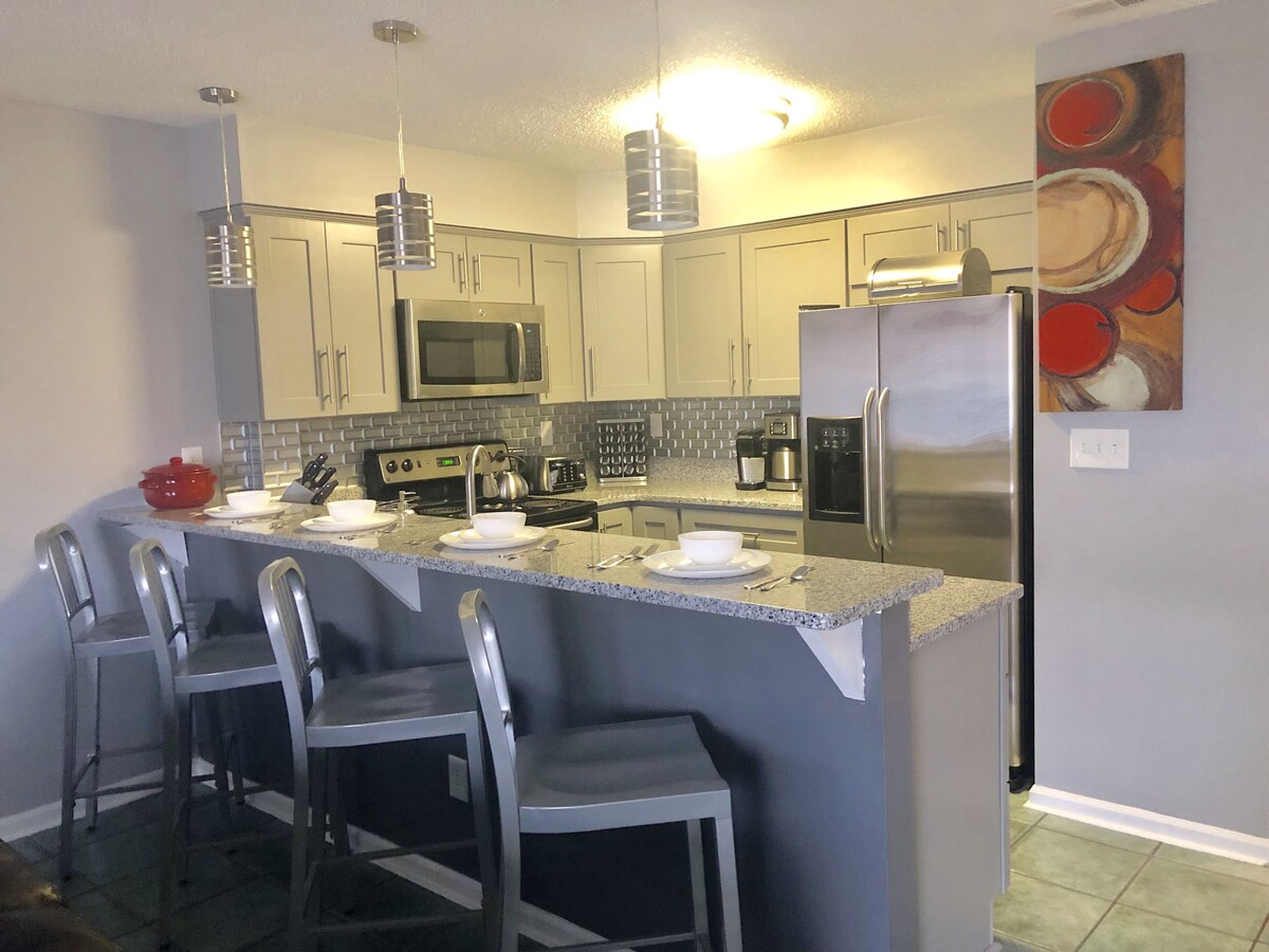 3 BLOCKS TO THE BEACH IN THE “VIBE” DISTRICT