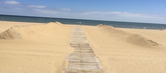 3 BLOCKS TO THE BEACH IN THE “VIBE” DISTRICT