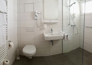 Shower, free toiletries, hair dryer, towels - Hotel Gaststätte zur Post (Weilheim an der Teck)