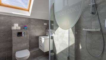 Doppelzimmer | Badezimmer | Dusche, kostenlose Toilettenartikel, Haartrockner, Bademäntel